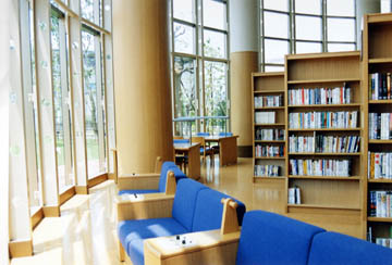 久御山町立図書館の様子