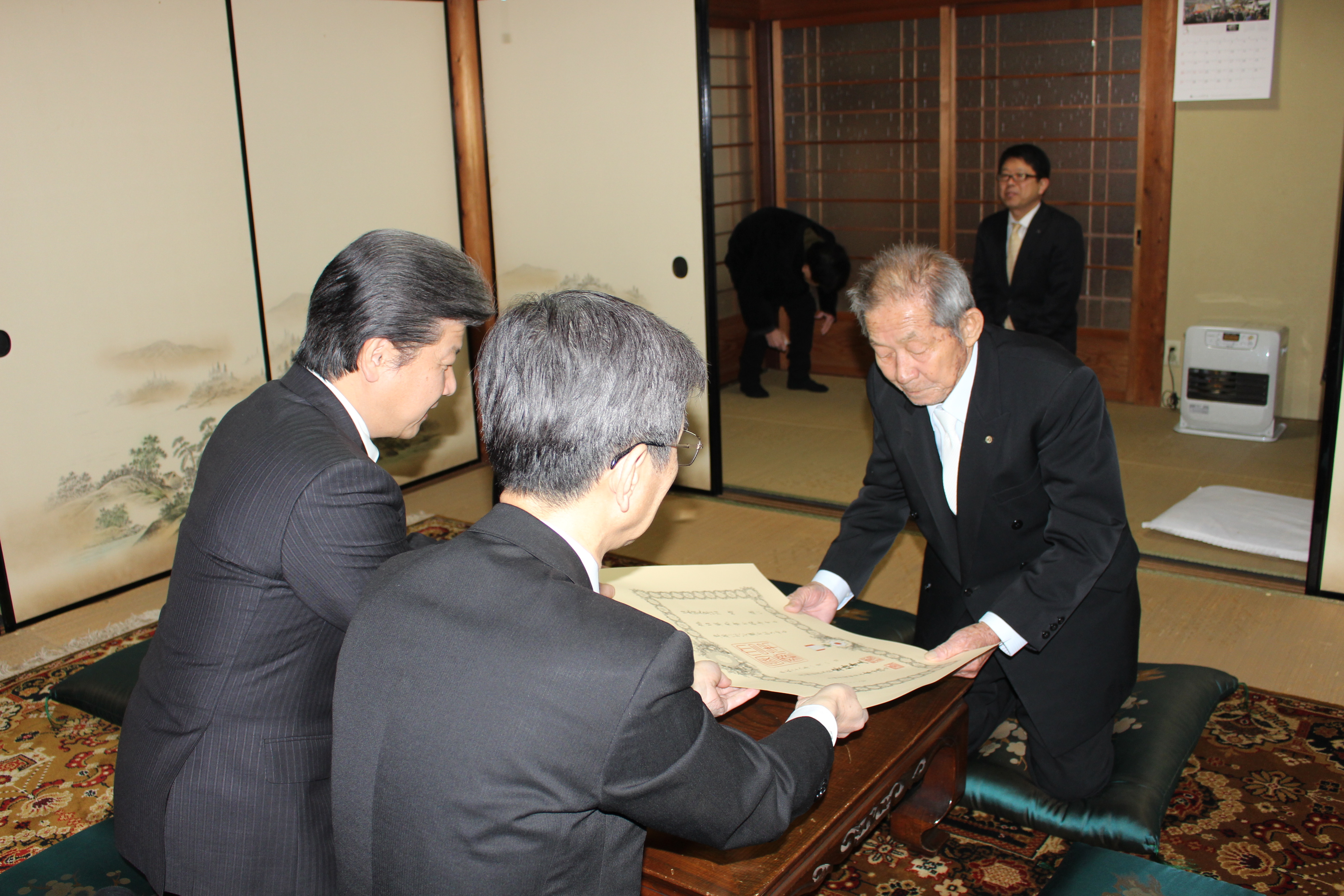 川﨑進氏叙勲伝達式の様子