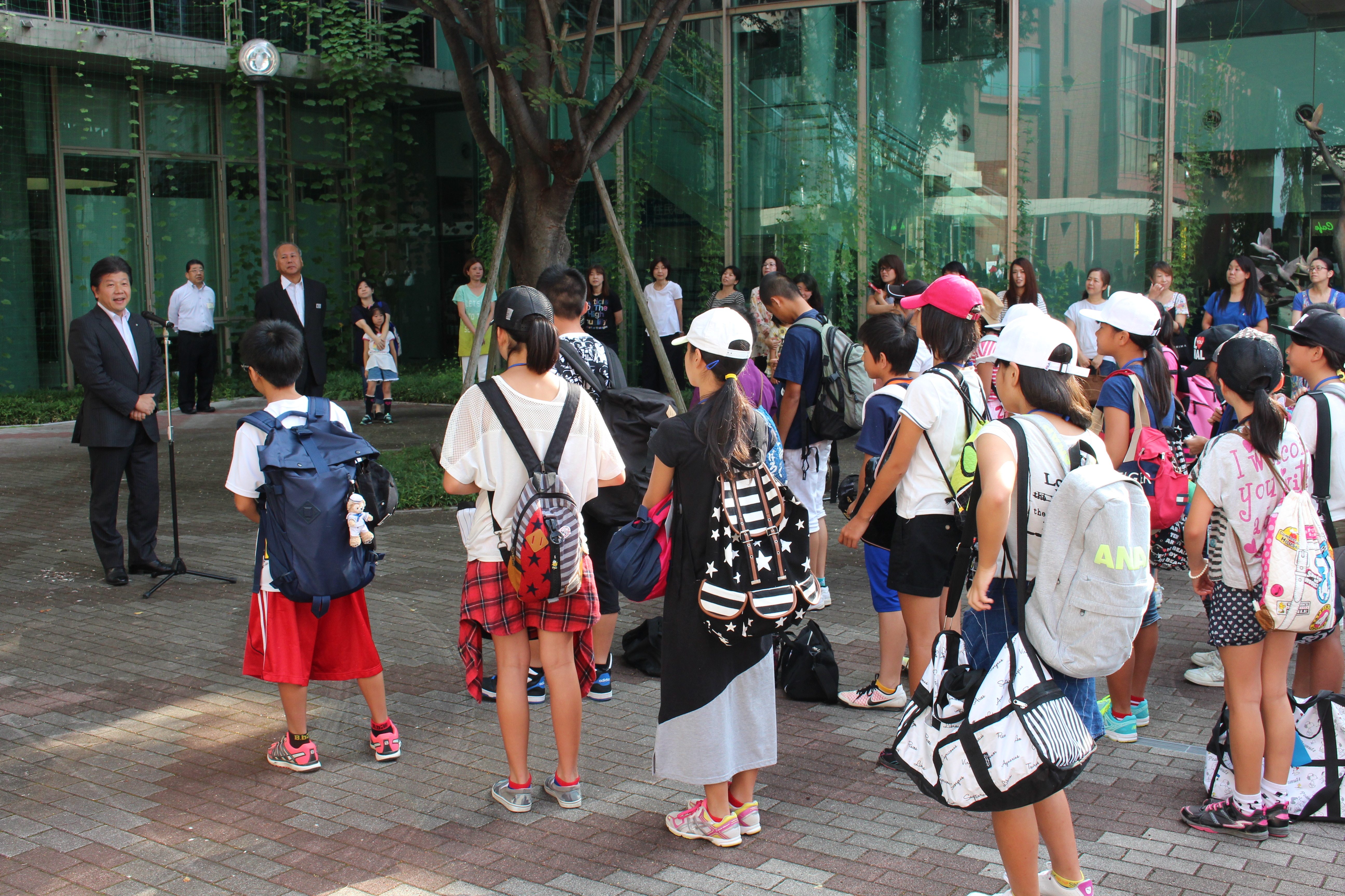 平和のための小・中学生広島派遣事業出発式の様子