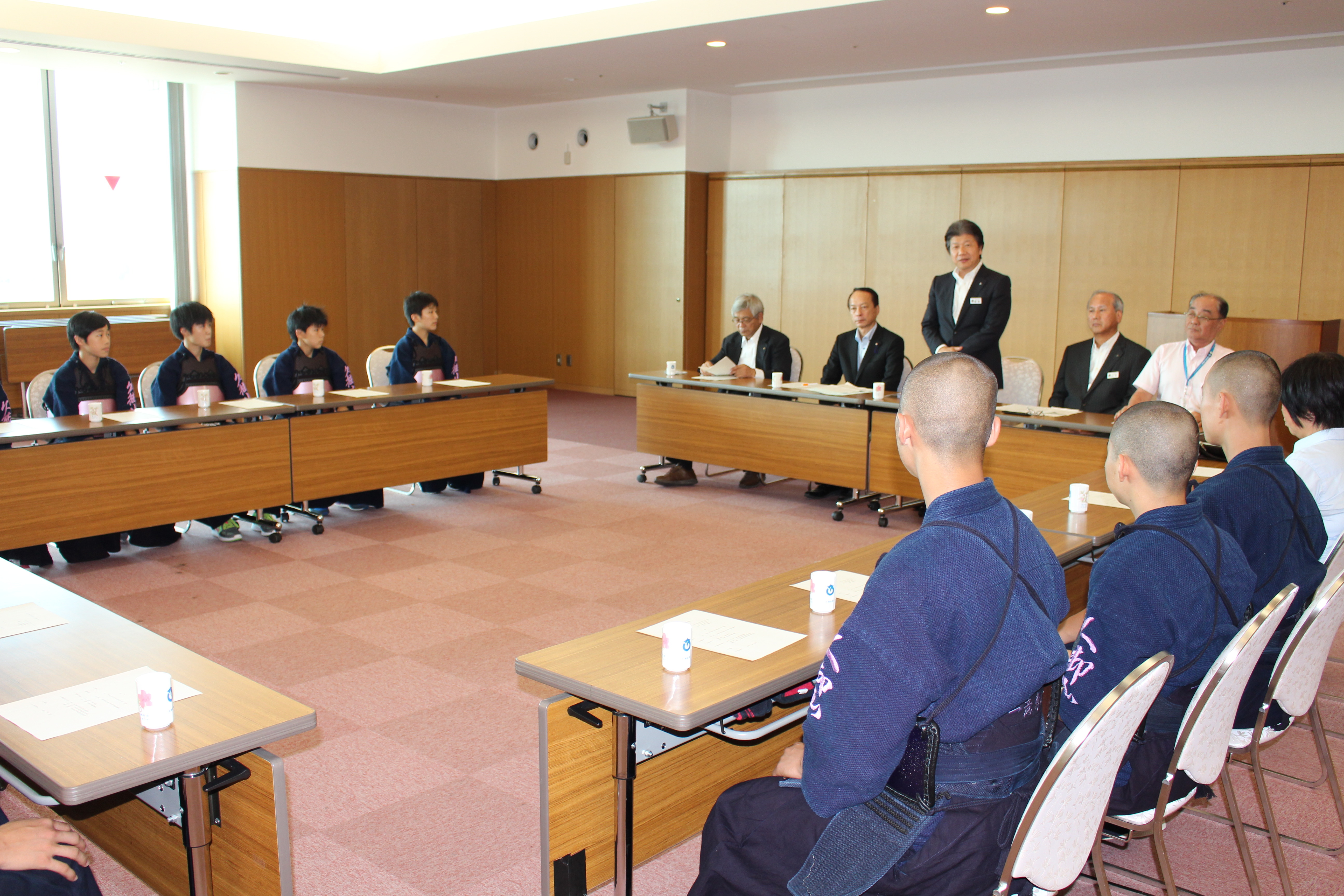 久御山中学校剣道部全国大会出場表敬訪問の様子