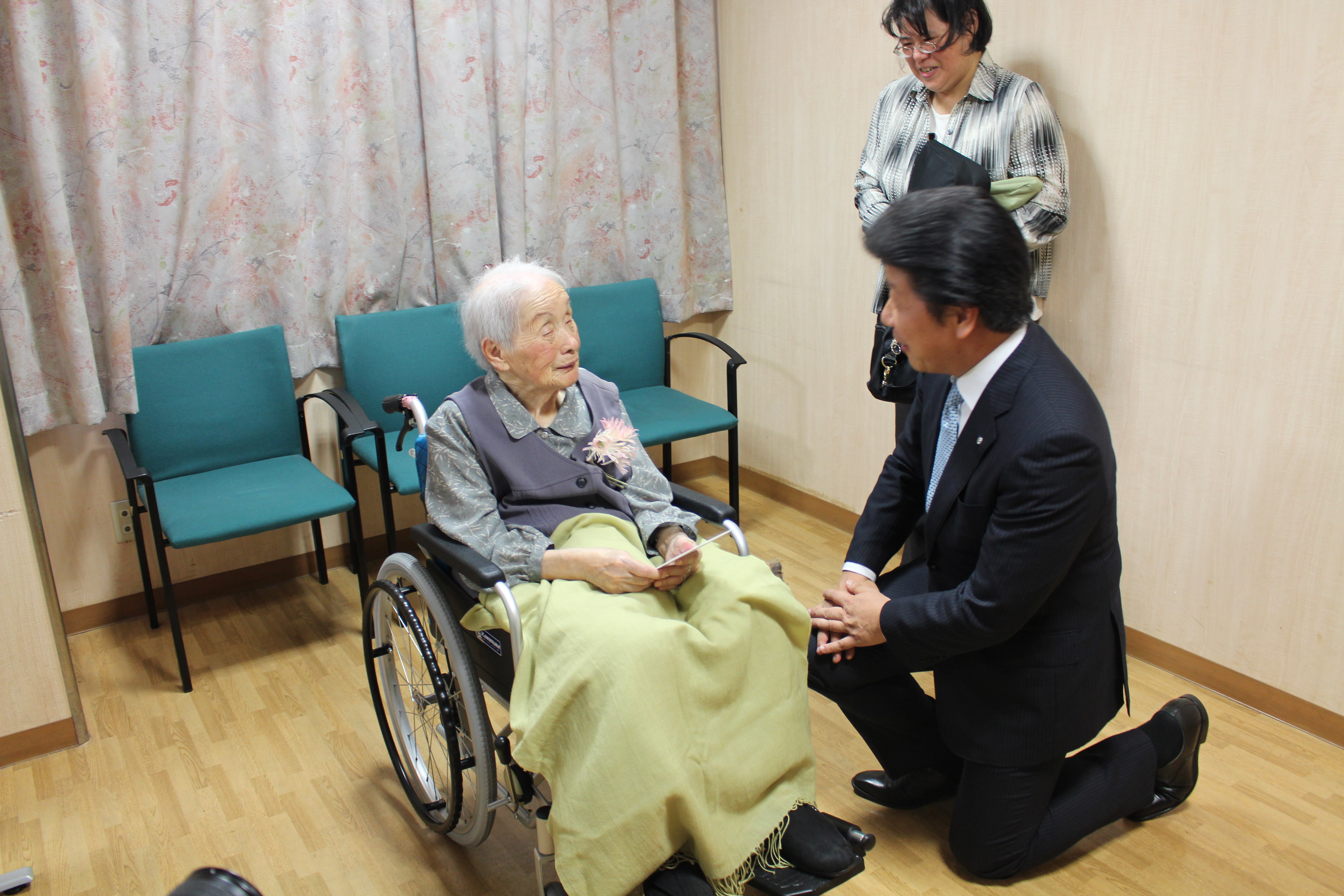 町内最高齢者お祝い訪問の様子