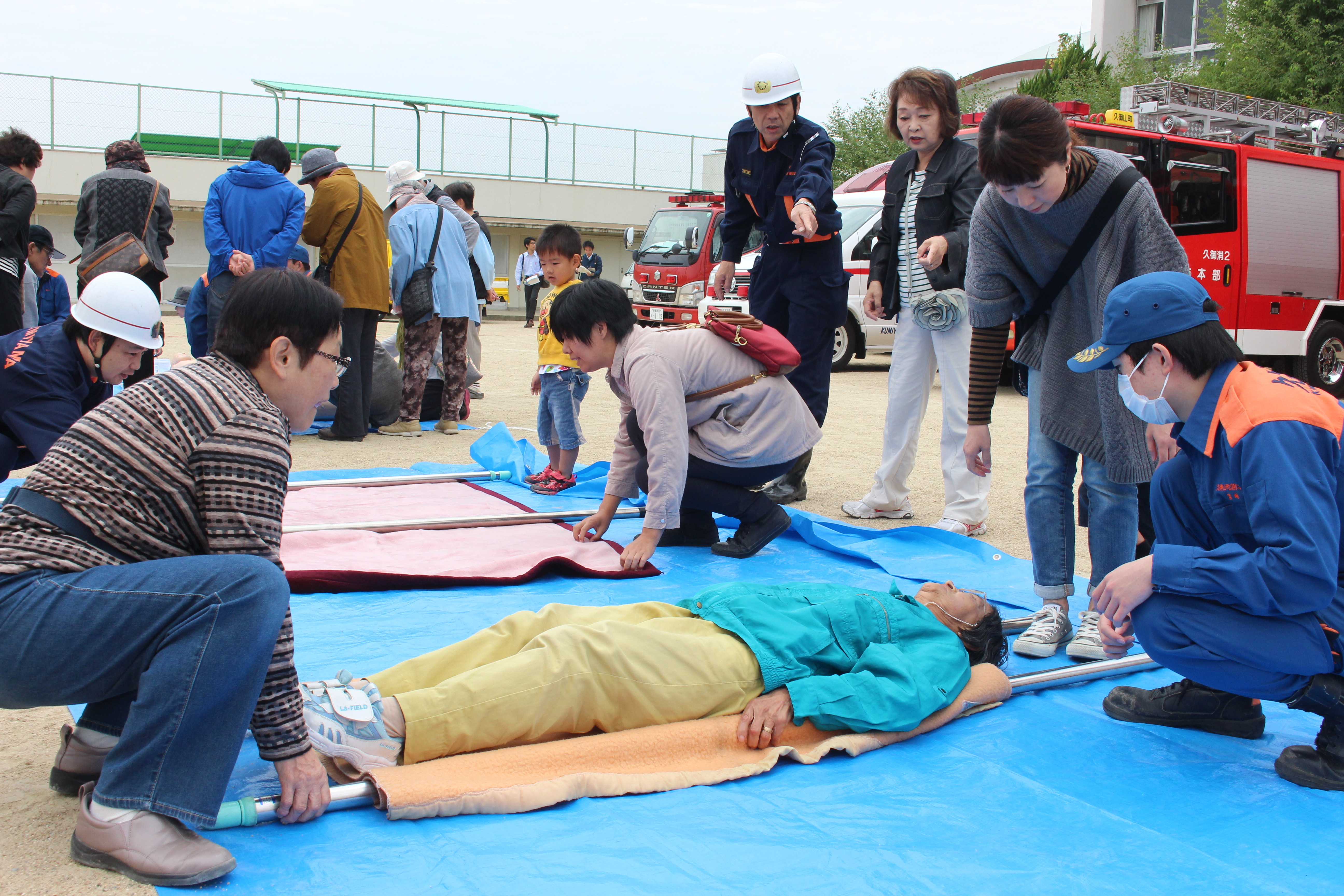 東角校区総合防災訓練（真剣に訓練に取り組む参加者）の様子