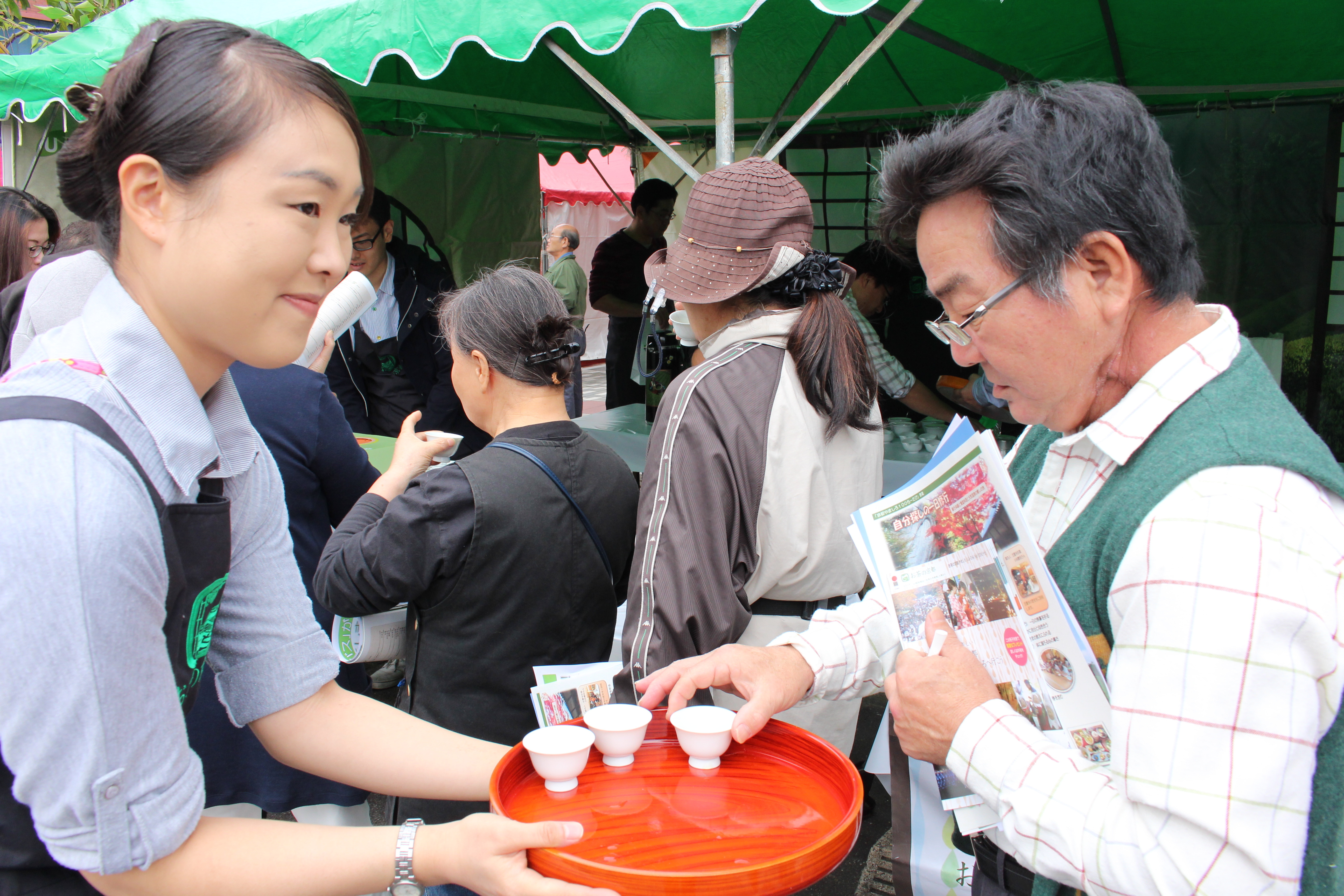 くみやま商工会フェスタ（「お茶の京都博」のブースで振る舞われるお茶）の様子