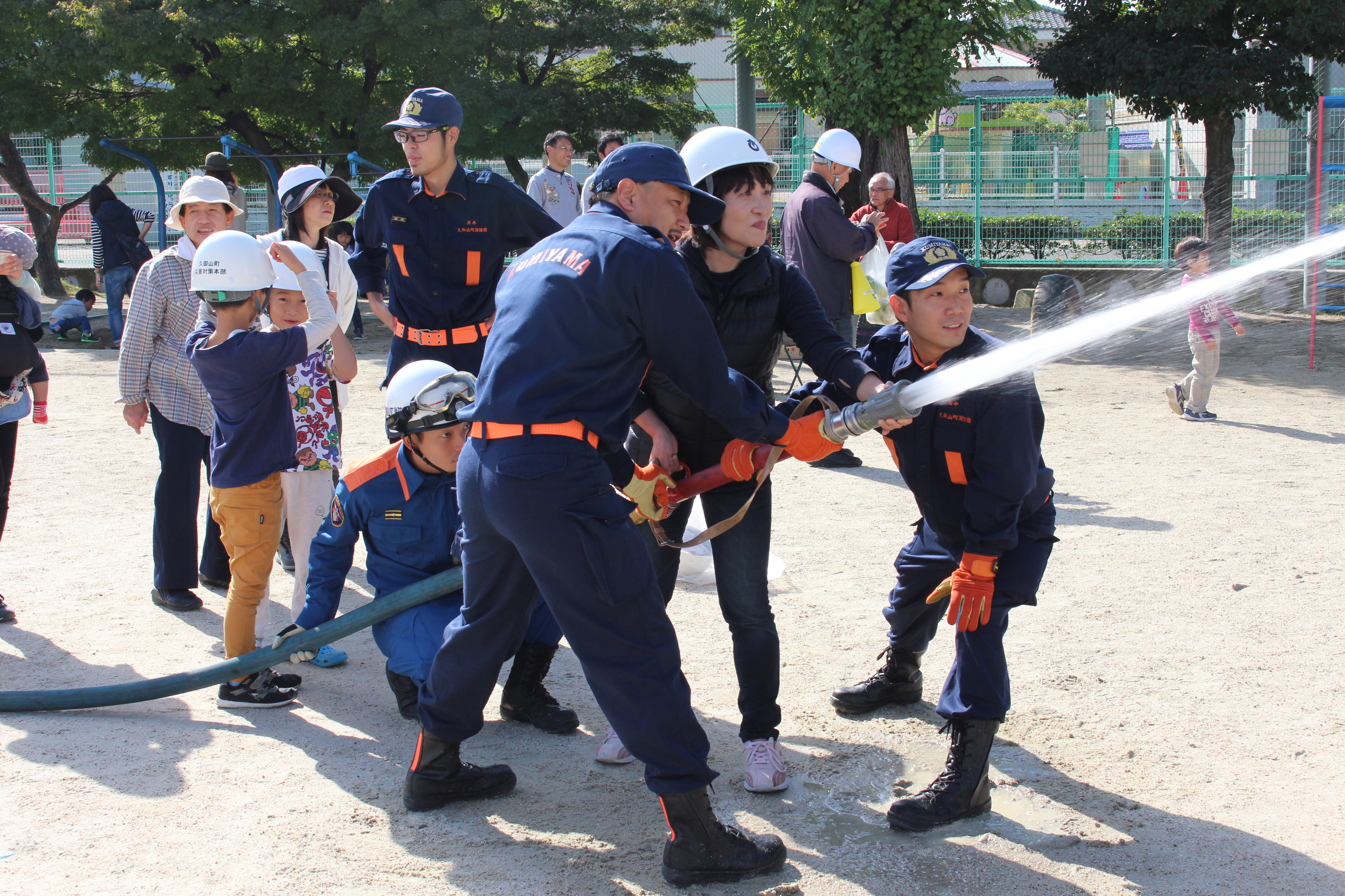 佐山校区総合防災訓練（放水訓練をおこなう参加者）の様子