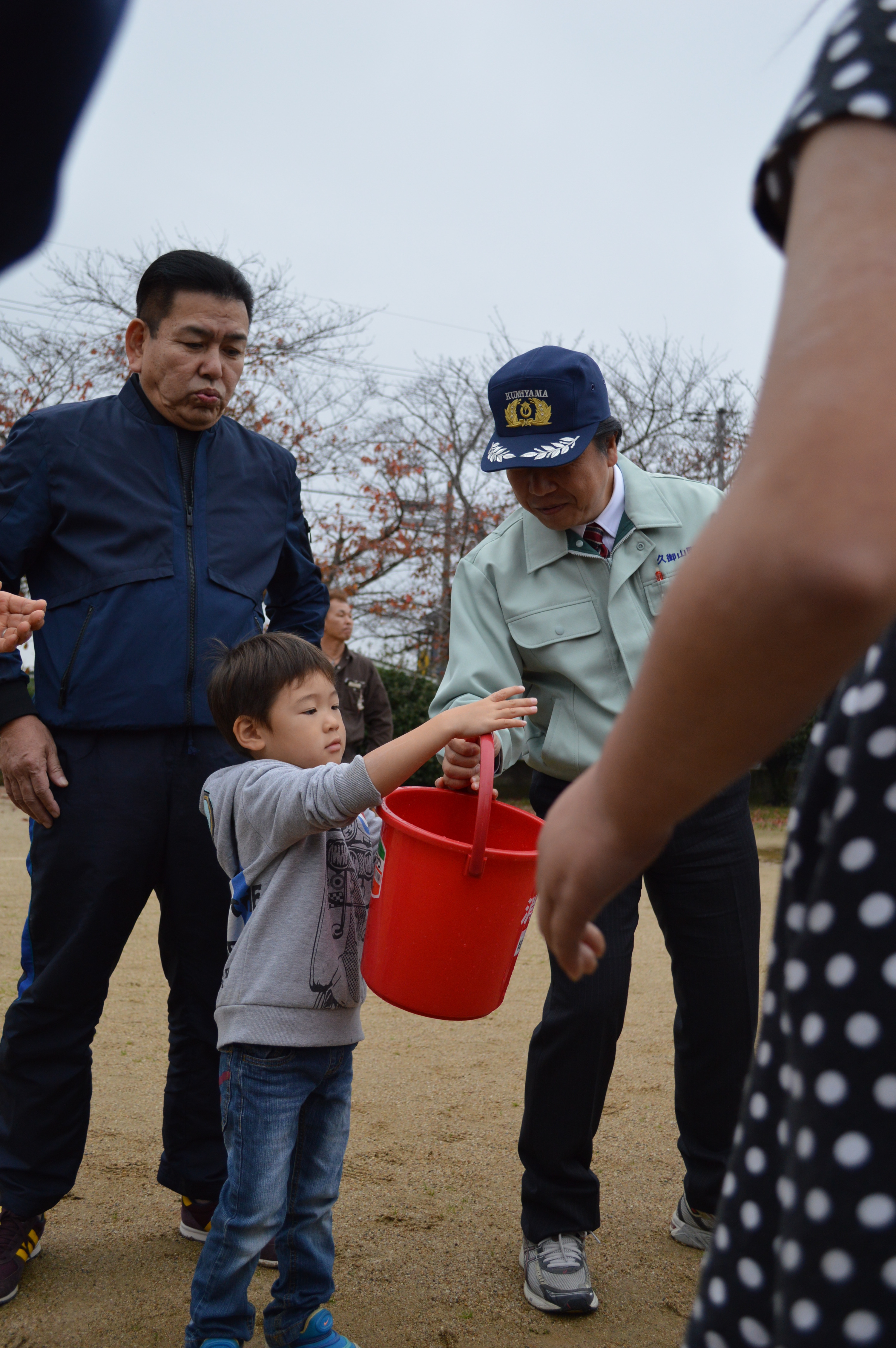 御牧校区防災訓練（バケツリレーに参加する町長）の様子