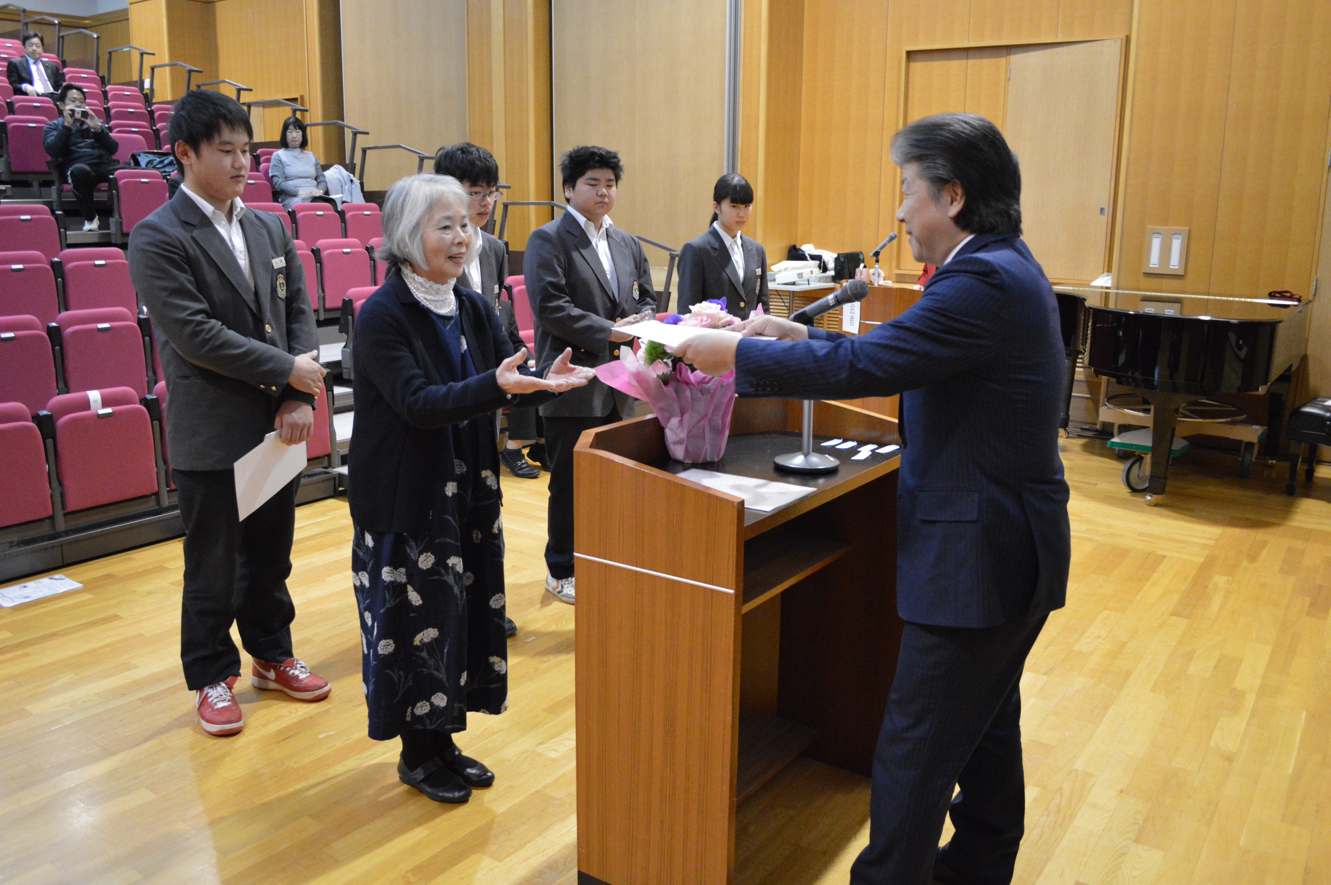 標語の表彰式（男女共同参画フォーラム）の様子