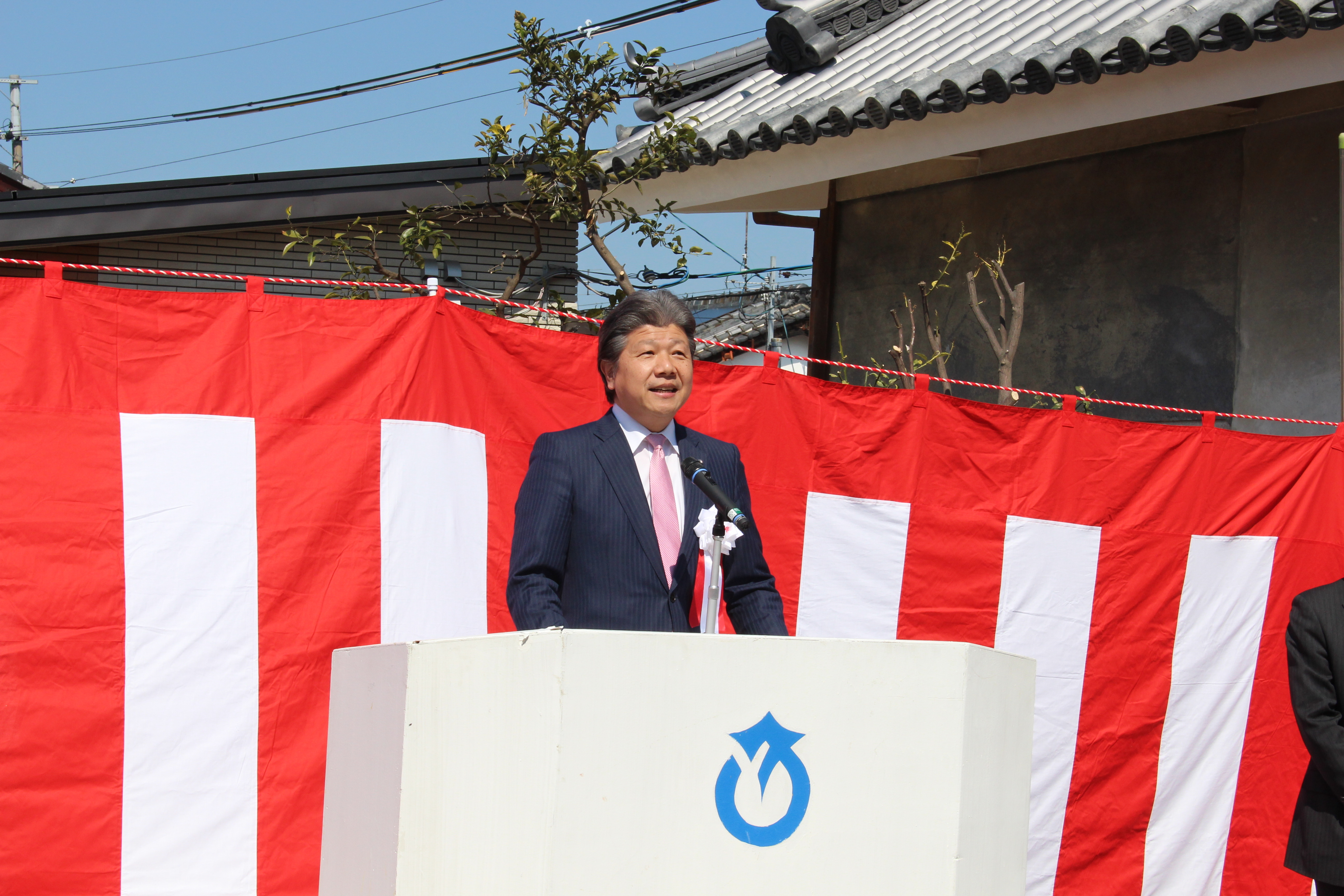 旧山田家住宅一般公開記念セレモニーでの町長あいさつの様子